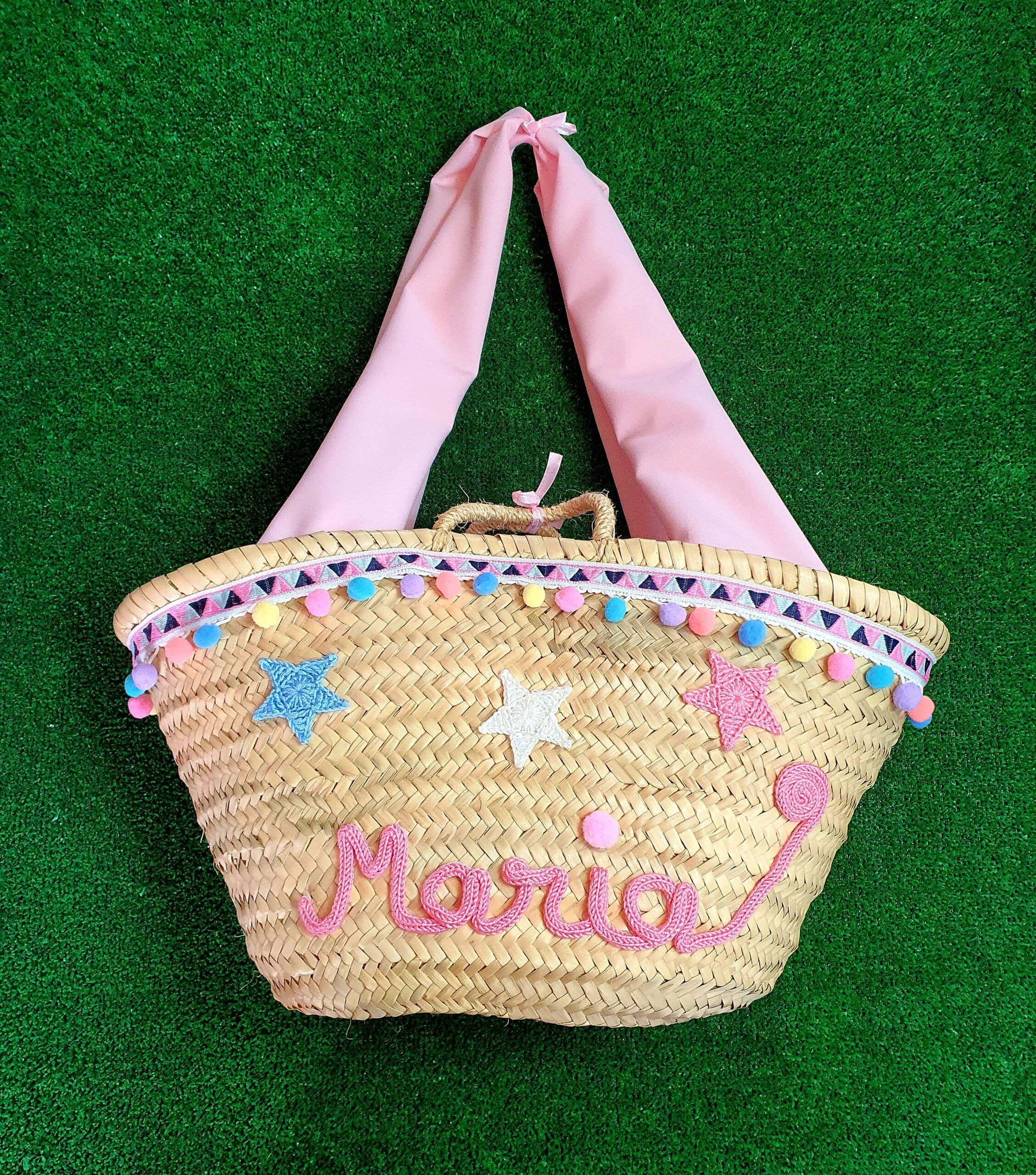 Cesta mediana interior forrado y asas de tela con cordoncillo de triángulos de ponpones de colores y estrellitas con nombre