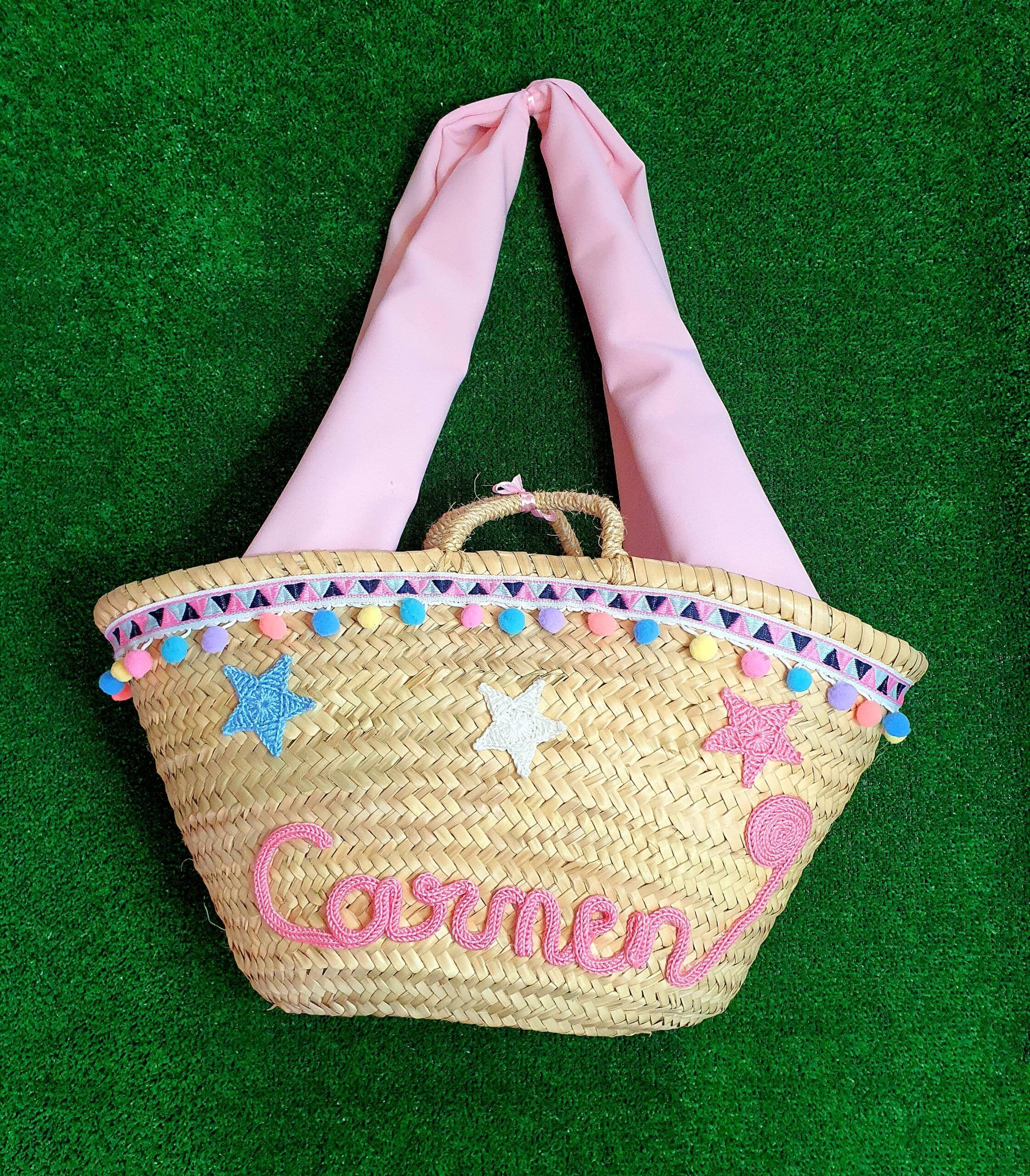 Cesta mediana interior forrado y asas de tela con cordoncillo de triángulos de ponpones de colores y estrellitas con nombre
