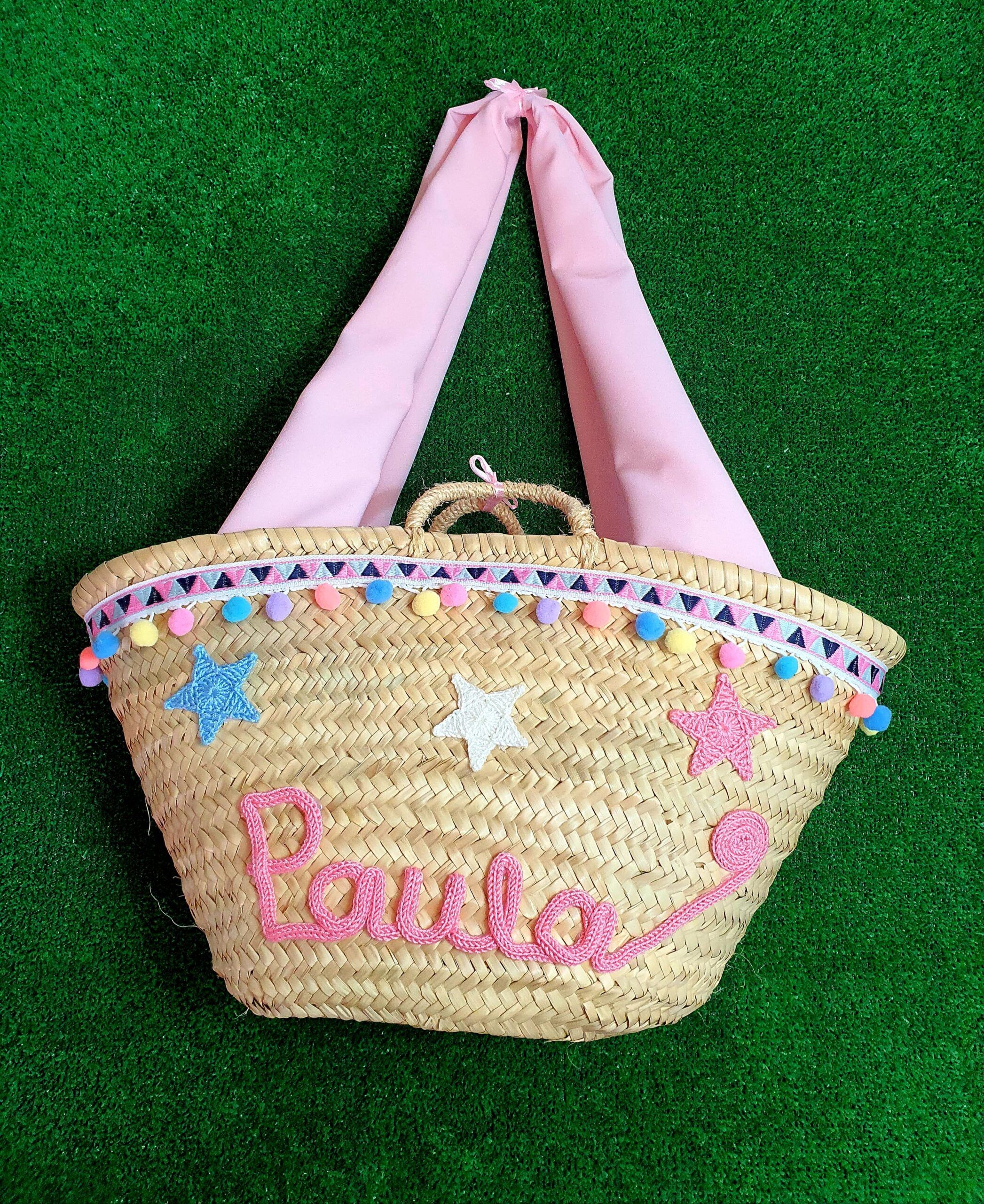 Cesta mediana interior forrado y asas de tela con cordoncillo de triángulos de ponpones de colores y estrellitas con nombre