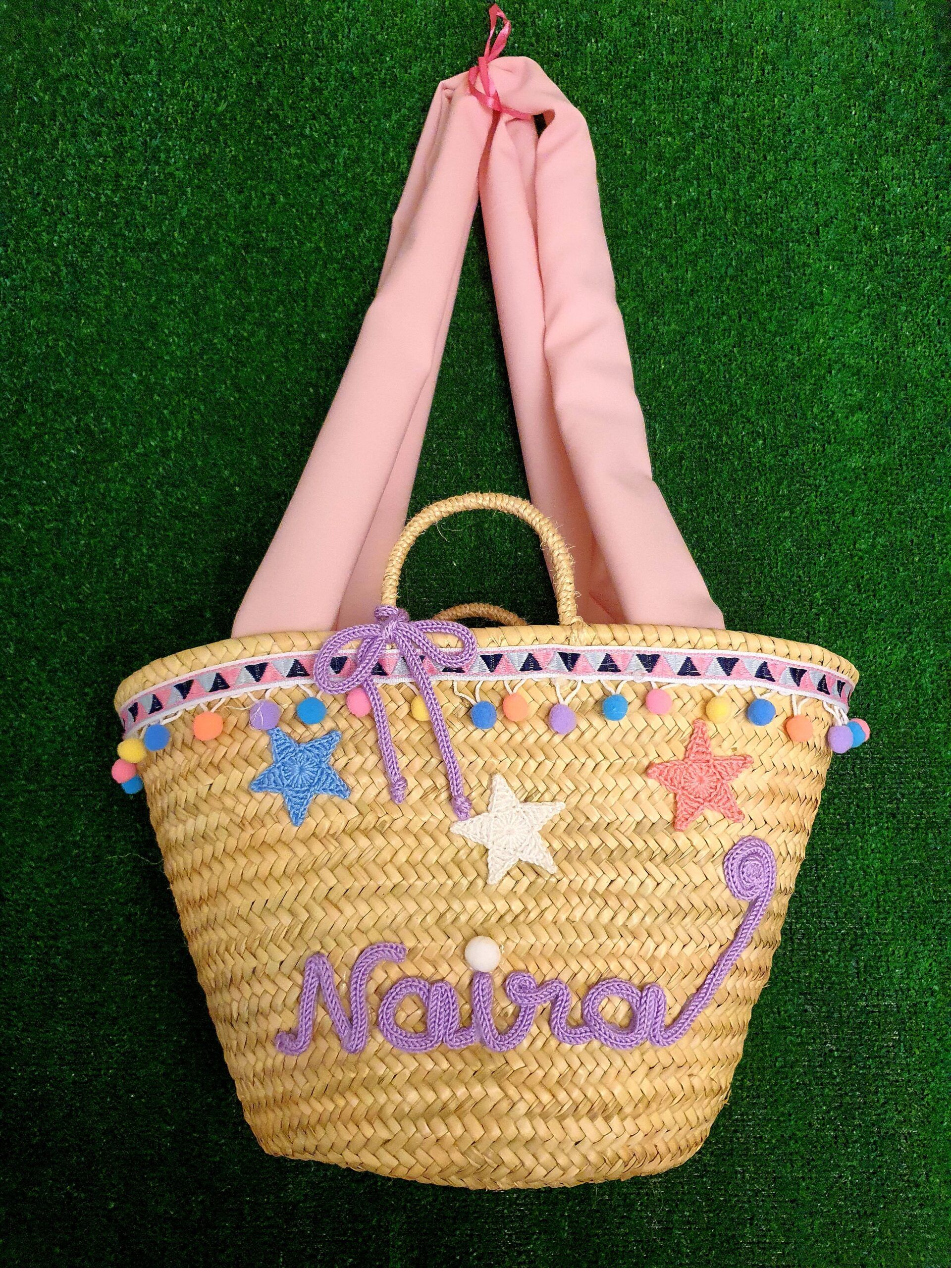 Cesta mediana interior forrado y asas de tela con cordoncillo de triángulos de ponpones de colores y estrellitas con nombre
