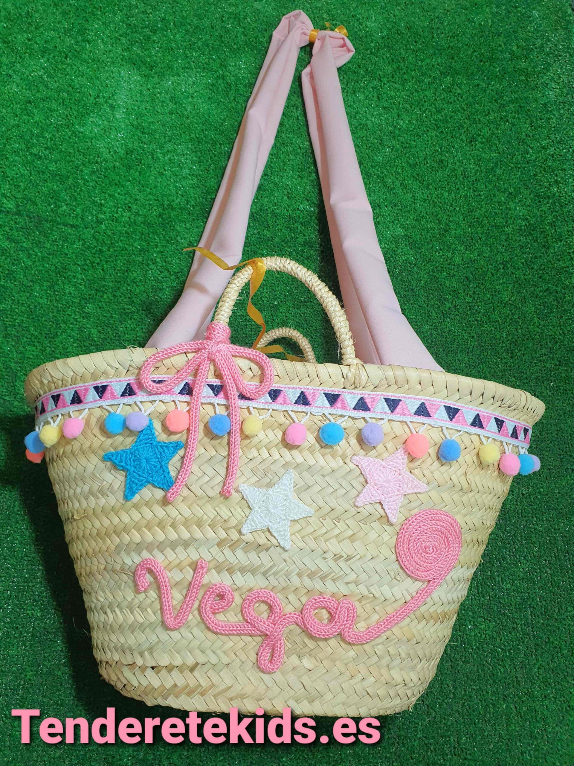 Cesta mediana interior forrado y asas de tela con cordoncillo de triángulos de ponpones de colores y estrellitas con nombre