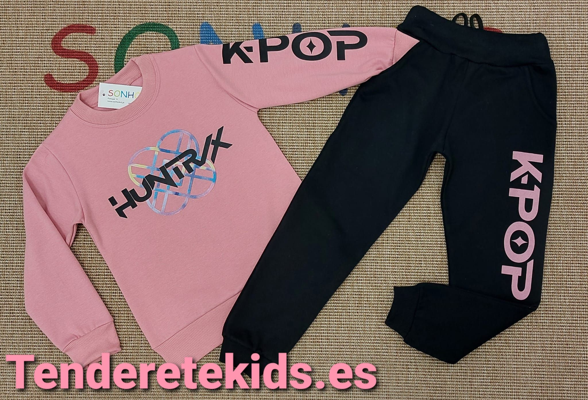 Chandal huntrix rosa con espalda estampada