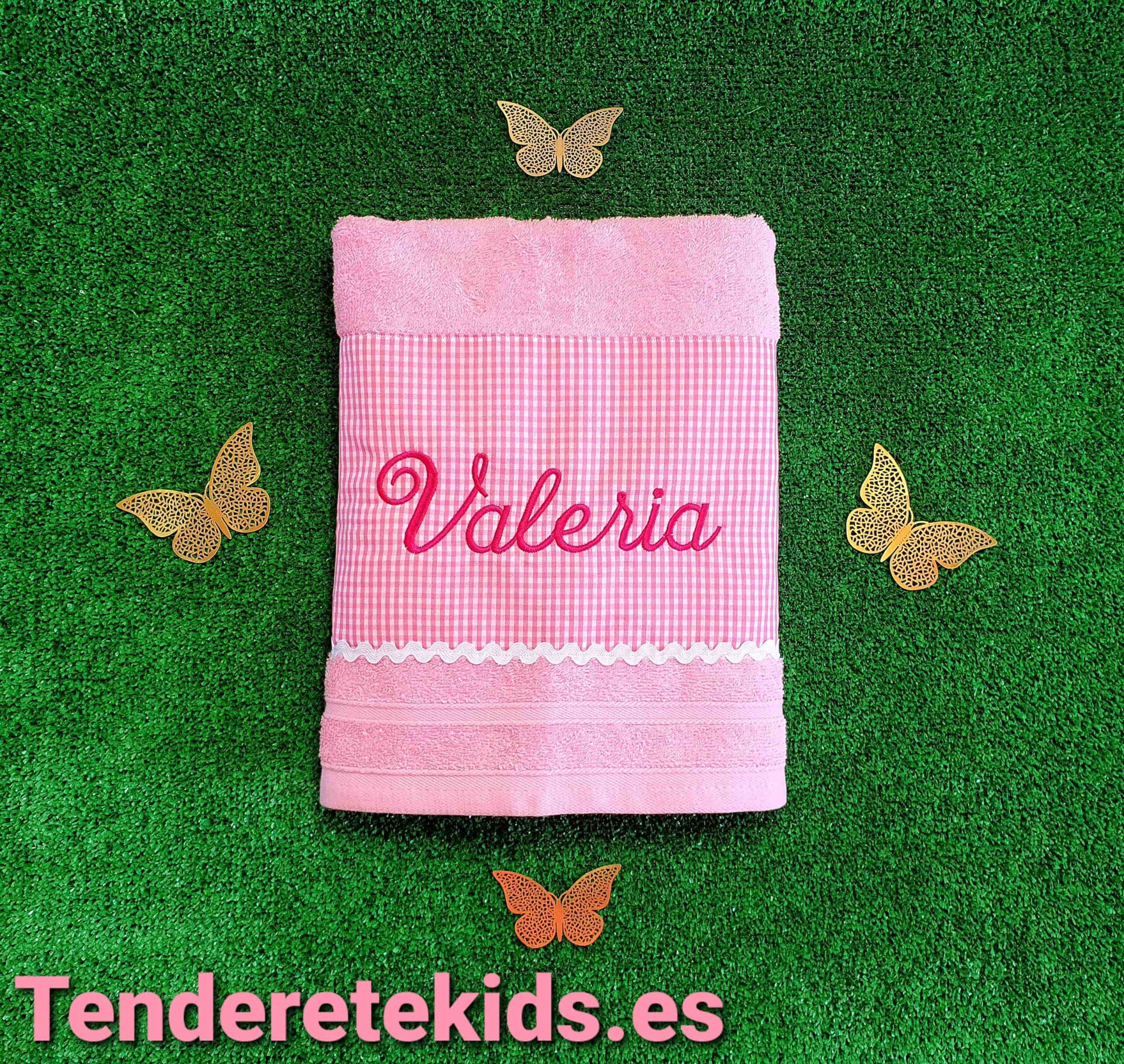 Toalla rosa con banda de tela vichy rosa personalizable con nombre (modelo cuadros pequeños)
