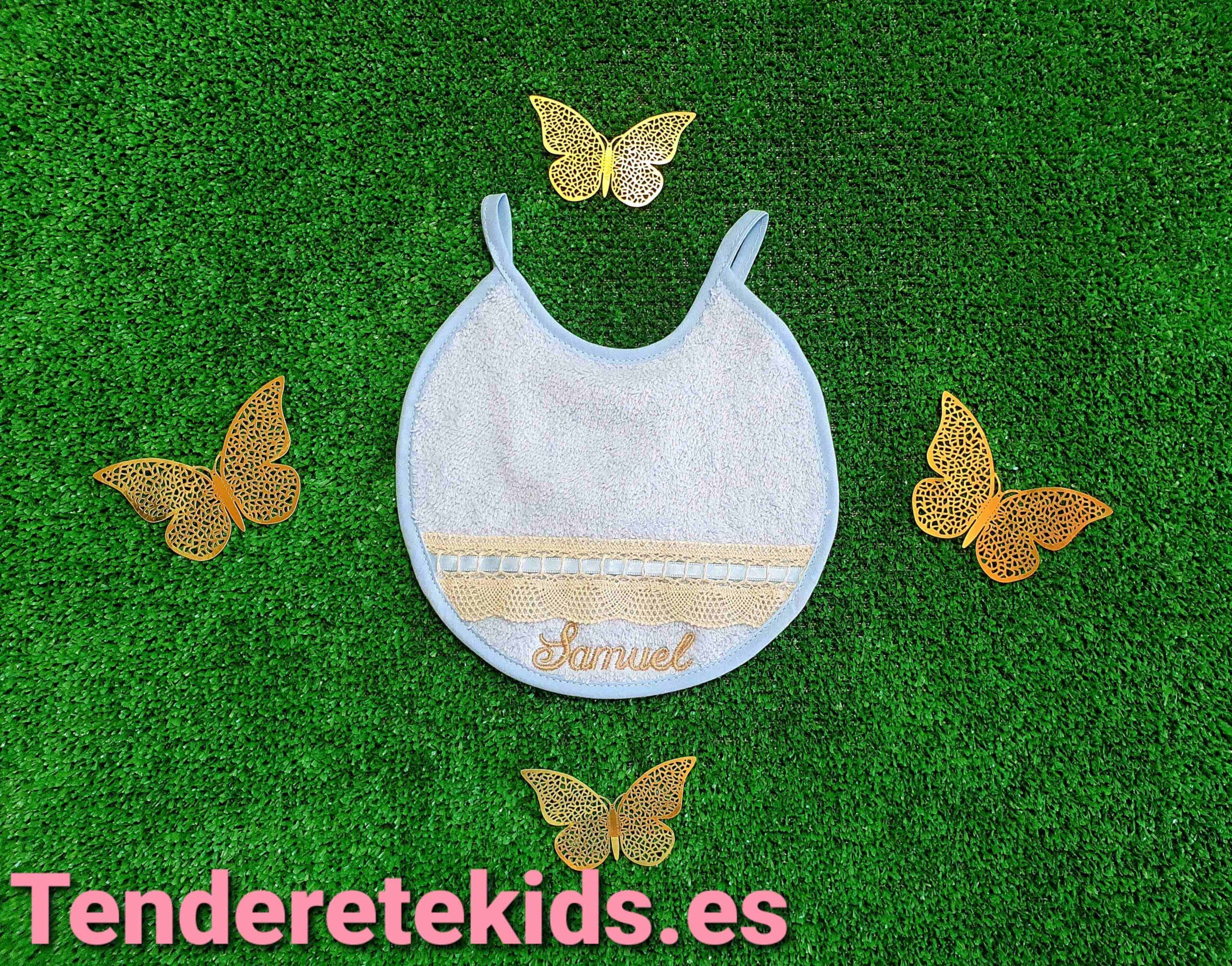 Babero celeste de encaje camel con filos celeste personalizable con nombre