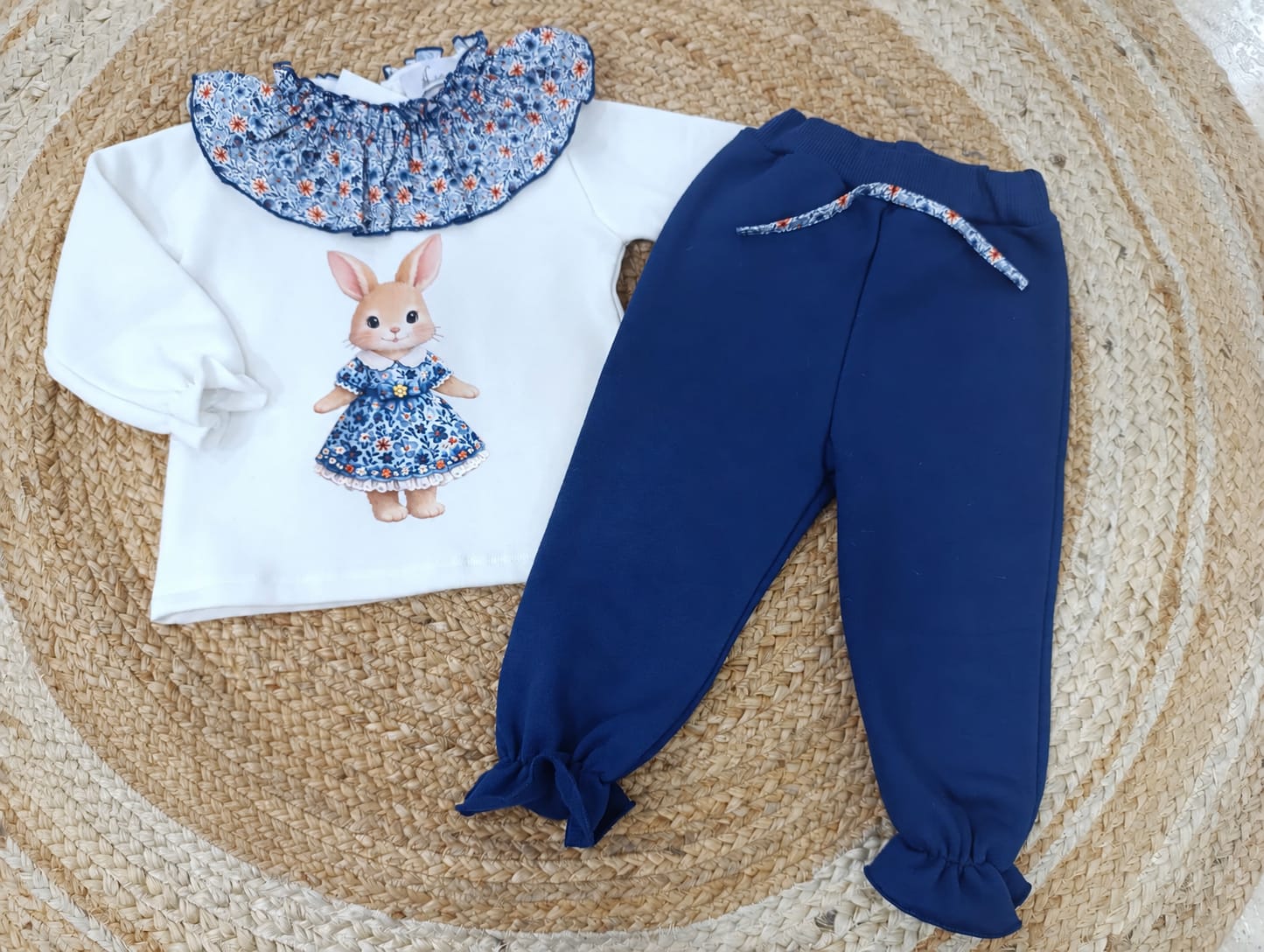 Conjunto azul conejita con cuello volante estampado