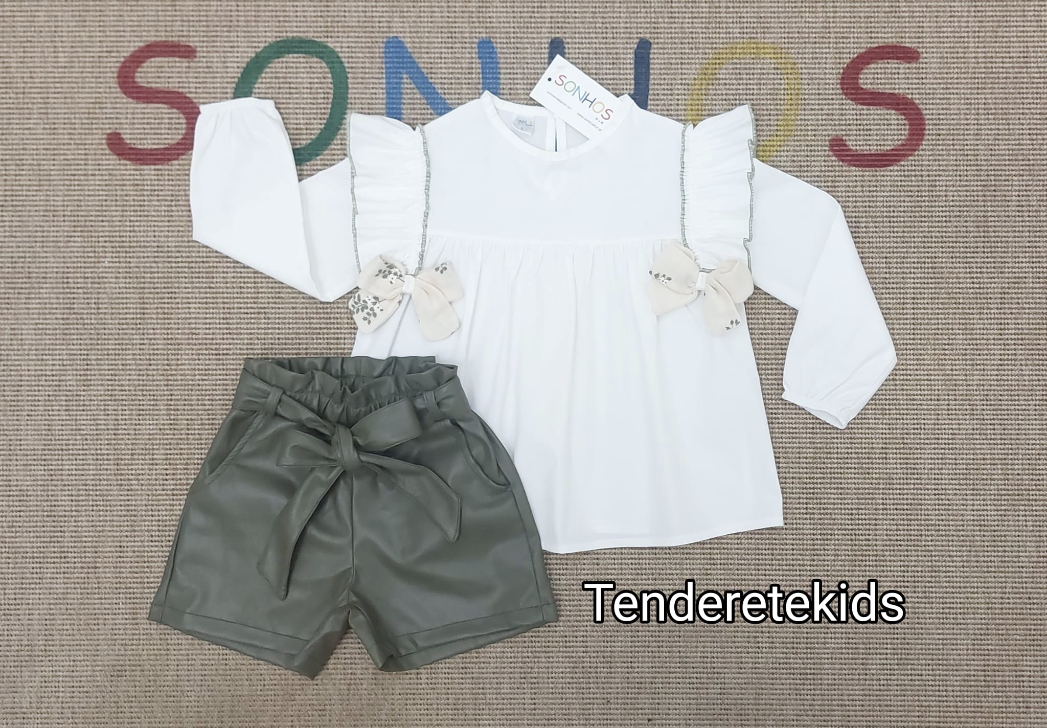 Conjunto de camisa con volantes en hombros y pantalón polipiel verde con lazada