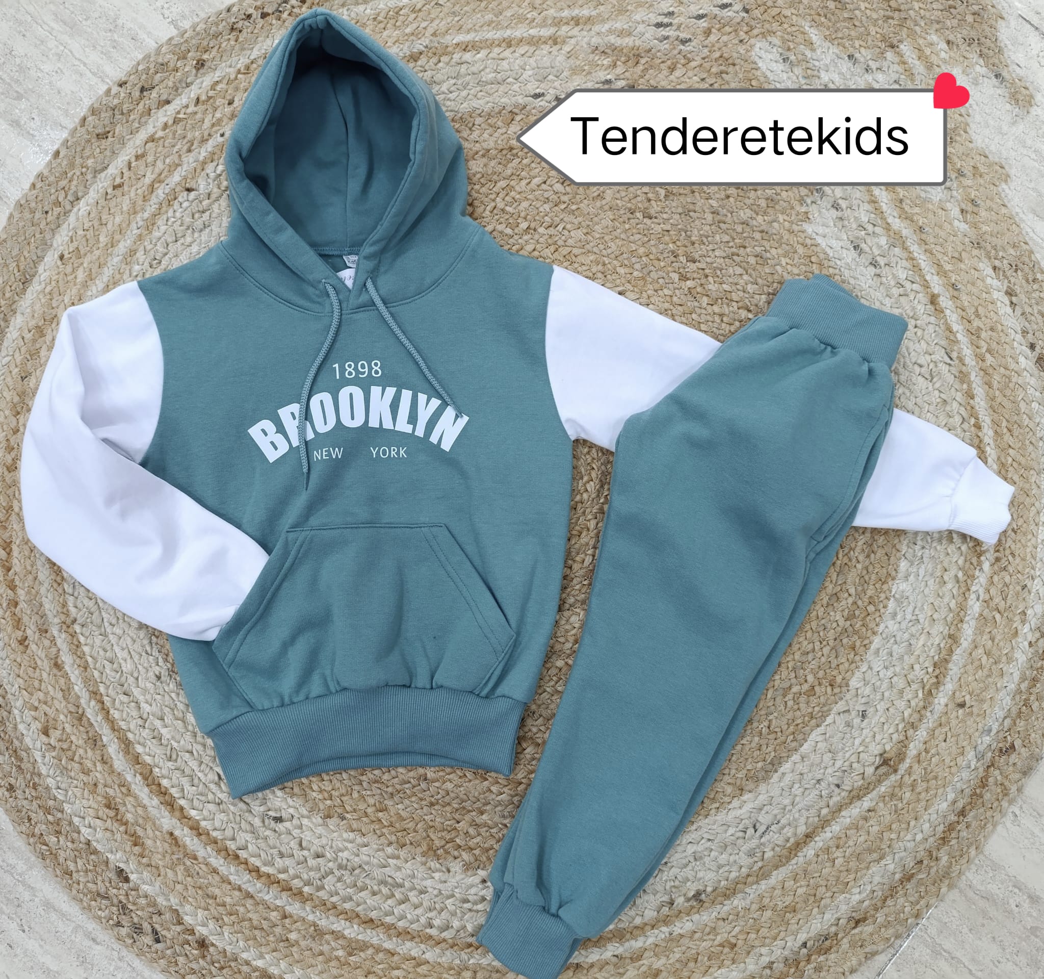 Chandal Brooklyn verde agua con mangas blancas