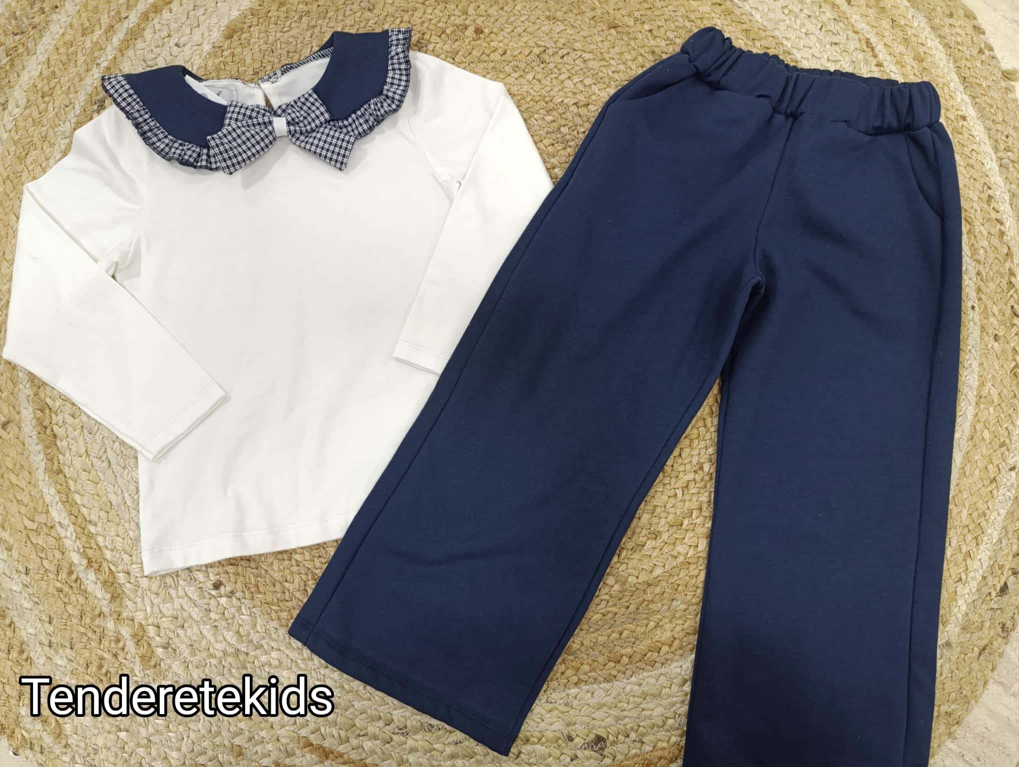 Conjunto marino camiseta cuello bebé y pantalón de campana