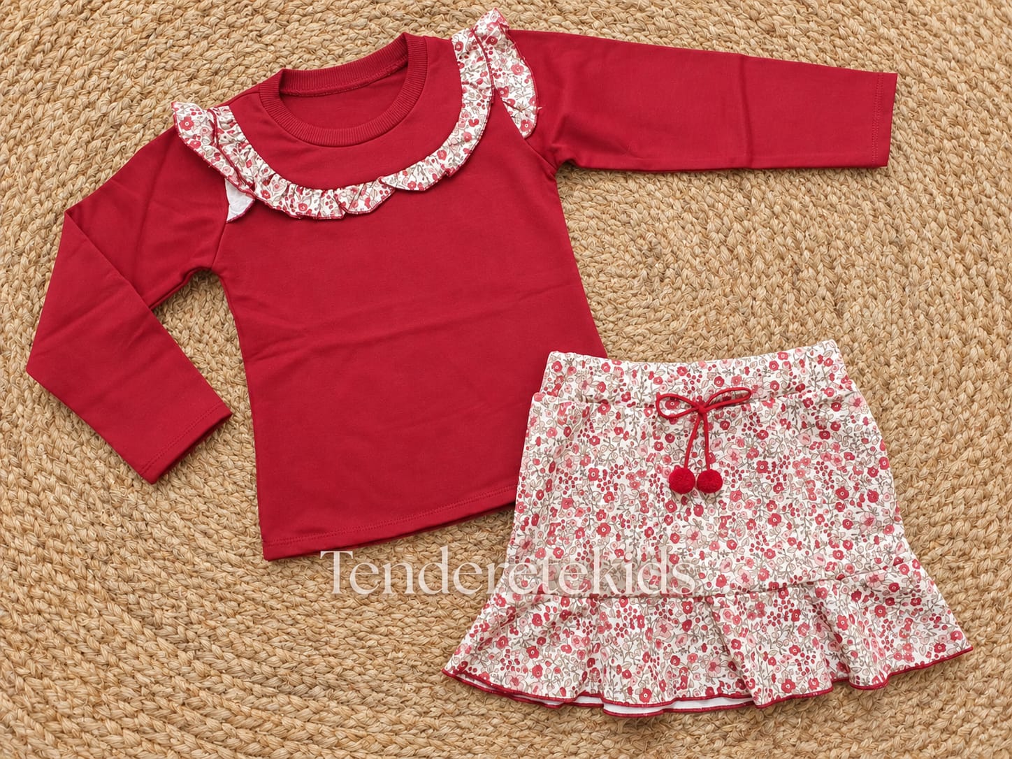 Conjunto burdeo elegante con falda estampada florecitas