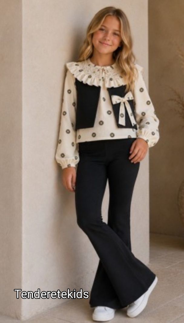 Conjunto marino con camisa cuello volante marfil estampada