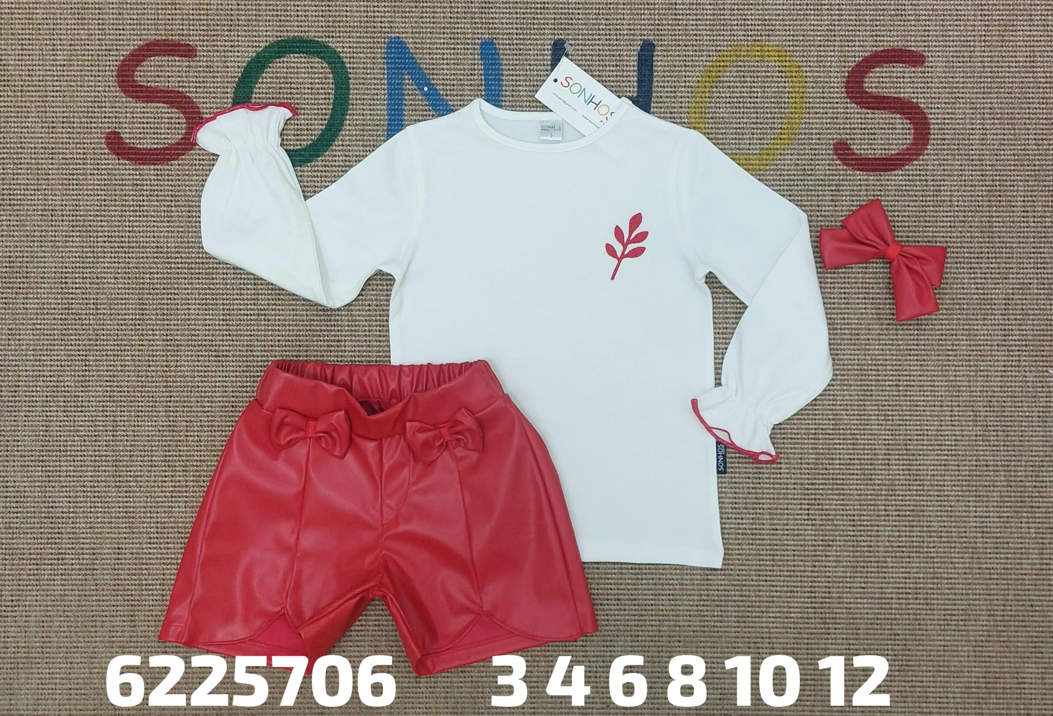 Conjunto elegante de pantalón polipiel rojo con lazos