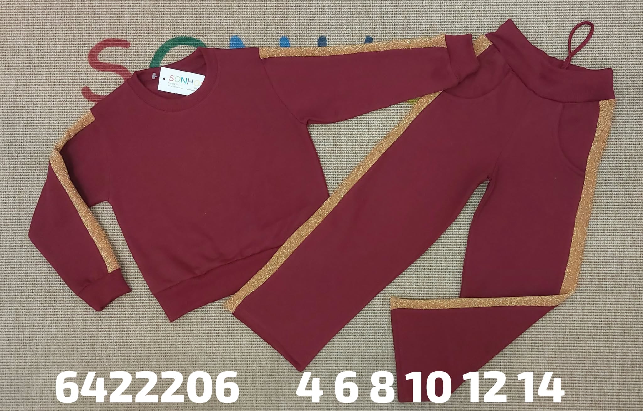 Chandal burdeos con franjas doradas