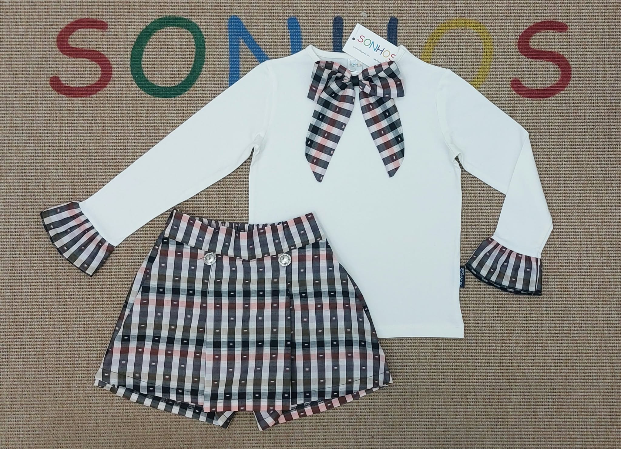 Conjunto camisa blanca con lazada de falda-pantalón rayado