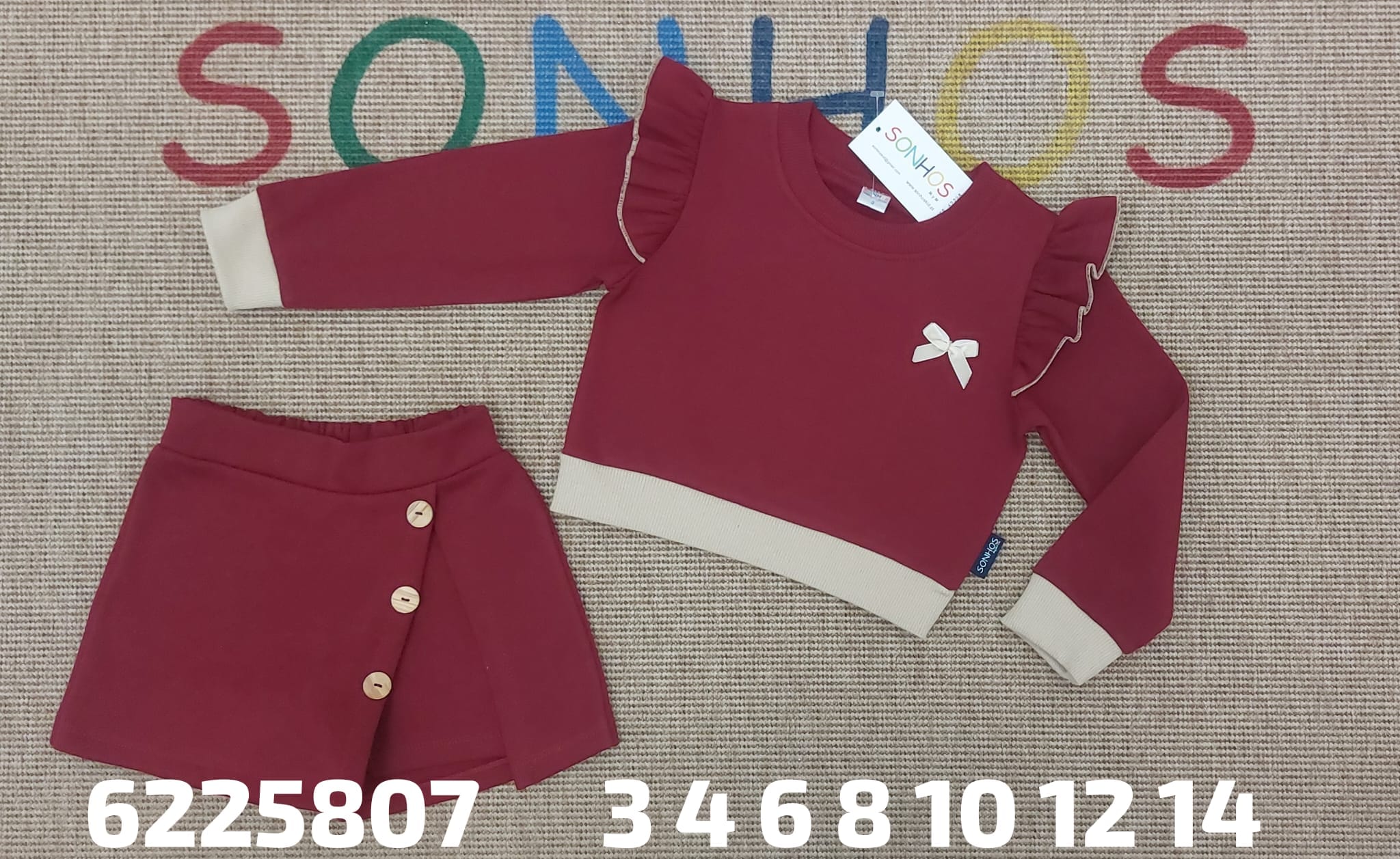 Conjunto burdeos de volantes en hombros y falda de corte lateral