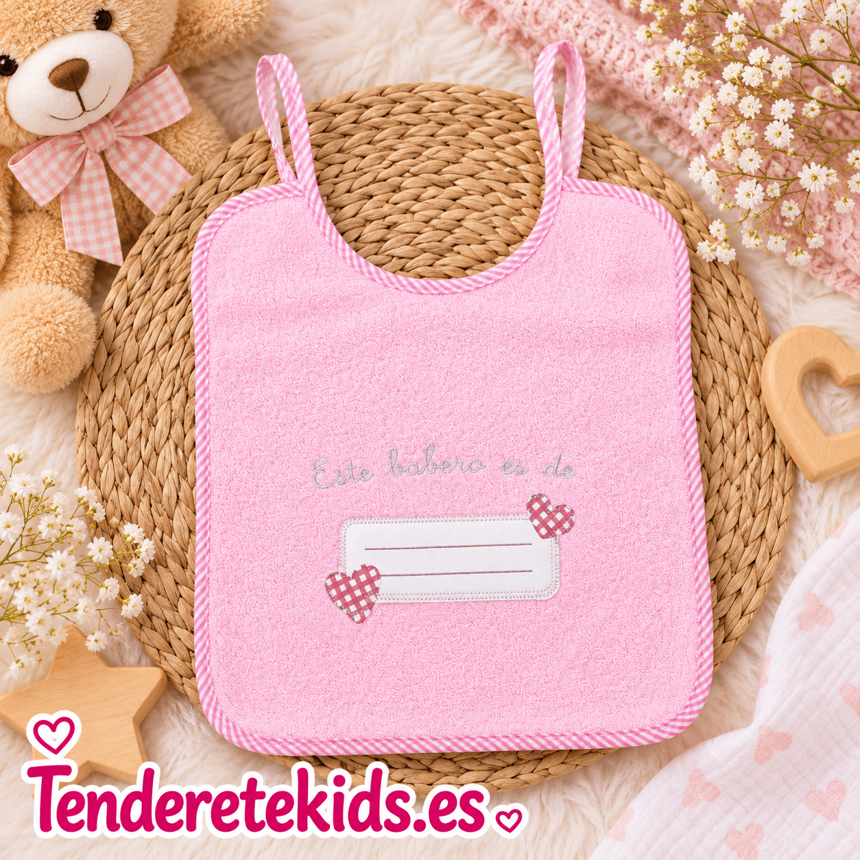 Babero cuadrado rosa con corazones y con recuadro para poner nombre del bebé